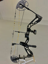 Load image into Gallery viewer, Diamond Edge 320 - USED BOW (LH)
