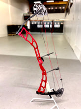 Load image into Gallery viewer, Diamond Medalist 38 - USED BOW (RH)
